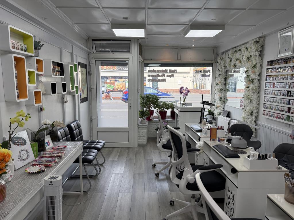 Lot: 92 - FREEHOLD MIXED-USE INVESTMENT - Customer treatment area of nail salon